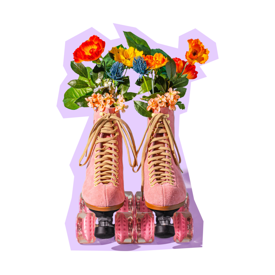 Montra com patins e flores do projeto do Curso de Vitrinismo